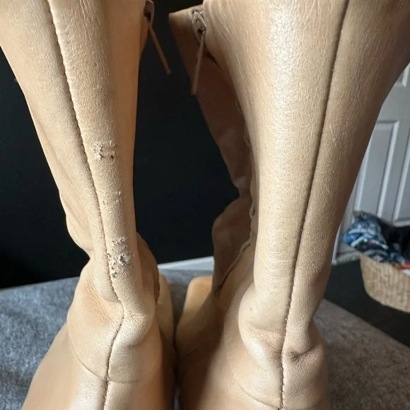 Vintage 🌙 Etienne Aigner Tan Heeled Boots with Classic Silhouette - Picture 9 of 10